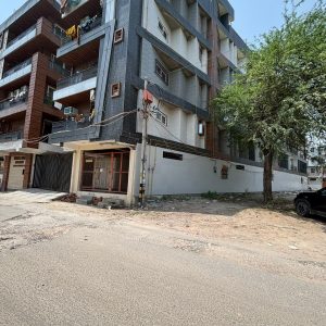 Spacious Luxury Apartment with Wide Road Facing View
