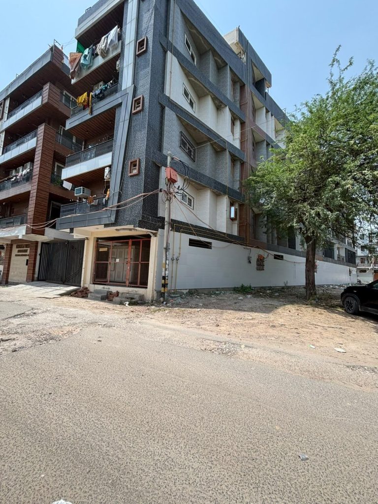 Spacious Luxury Apartment with Wide Road Facing View